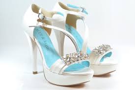I colori classici per le scarpe da sposa includono bianco, blu, oro e. Accessori Sposa Boutique Velo