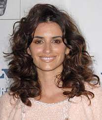 Penelope cruz and sister monica show off their flirty lbds in new ad campaign. Penelope Cruz Rocking The Natural Curl Look Hair Styles For Naturally Curly Hair No Mouse For T Hair Styles Curly Hair Styles Naturally Curly Hair With Bangs