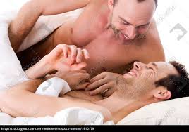 Homosexuelles paar nutzt digitale geräte. Lacheln Manner Paar Im Bett Lizenzfreies Bild 1910179 Bildagentur Panthermedia