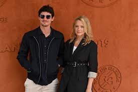 She is an actress and writer, known for elle (2016), sibyl (2019) and victoria (2016). Virginie Efira A Legerement Picole Avant Une Scene De Sexe Avec Son Compagnon