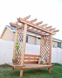 Diy Projekt Fur Gartenbank Aus Holz Mit Pergola Gartenlaube Mit Kletterpflanze Und Kissen Im Hinterhof In 2020 Terrassen Ideen Aussensitzbank Diy Garten