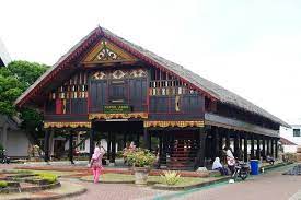 Rumah adat aceh biasanya terbuat dari kayu serta beratapkan daun rumbia. 5 Rumah Adat Aceh Lengkap Dengan Nama Dan Gambar Unik