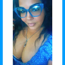 Caramelo tiene dos caras en la casa de Pobreton hasta con ropa rota se pone  Pero su vida es ostentosa vive de lujos, tiene motoras y la gente se cree  su cuento