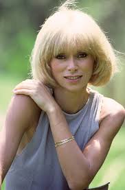 Scopri la traduzione in inglese del termine paggetto nel dizionario di inglese di corriere.it. Morta La Storica Compagna Di Alain Delon L Attrice Mireille Darc Il Mattino It