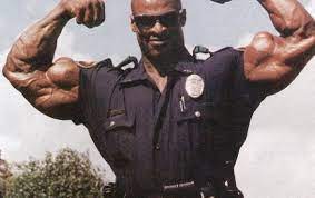 Ronnie coleman is not actually a working police officer, he still has a license and does 100 hours unpaid officer work a year just to keep his license. Ronnie Coleman Vom Aussenseiter Zum G O A T Zum Pflegefall