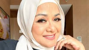 Foto Demi Leon Dozan, Betharia Sonata Sujud di Kaki Ibunda Rinoa Aurora  Minta Perdamaian