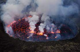 Mount nyiragongo, a volcano in eastern democratic republic of congo, sprayed lava fountains high into the air as it erupted almost 20 years after 250 people were killed Vulkan Nyiragongo In Der Demokratischen Republik Kongo Ausgebrochen Nurnberger Blatt
