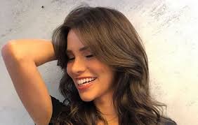 She launched her own app that gives users an inside look at her daily life and tastes. Adriana Sant Anna Muda Radicalmente O Visual O Fuxico