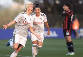 .şahin, beşiktaş jk yönetim kurulu üyesi fırat fidan, vodafone beşiktaş kadın futbol takımı. Turkcell Kadin Futbol Ligi Nde Besiktas Vodafone Sampiyon Oldu