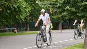 Preşedintele klaus iohannis a mers cu bicicleta, joi dimineaţă, la palatul cotroceni. Klaus Iohannis A Venit Cu Bicicleta La Birou PreÈ™edintele A Mers JumÄƒtate De OrÄƒ De La Vila Lac La Cotroceni Video
