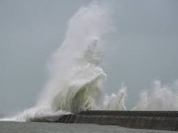 Vague De La Tempete Eleonore Sur La Digue De Lesconil Face A L Hotel Du Port Hotel Du Port Nuage Pays