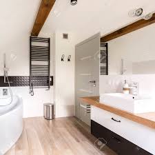 Badezimmer in schwarz weiss ideen bilder houzz. Modernes Geraumiges Badezimmer In Schwarz Weiss Stil Mit Einem Grossen Bad Lizenzfreie Fotos Bilder Und Stock Fotografie Image 82361224