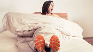 Wer jetzt noch mitmachen möchte, muss aus der hüfte kommen, sonst wird es wirklich schwer; Zu Faul Zum Workout 5 Fitnessubungen Die Ihr Im Bett Machen Konnt Brigitte De