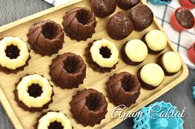 Mixer gula, pengembang kue, dan telur hingga mengembang. Apam Coklat Kukus Mudah Tanpa Mixer Buat Orang Lapo
