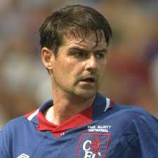 Stephen steve clarke (sinh ngày 29 tháng 8 năm 1963 tại saltcoats, scotland) là một cầu clarke có mặt trong đội hình chelsea giành cúp fa, league cup và winner's cup vào cuối những năm 1990. Steve Clarke Profile News Stats Premier League