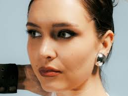 Naomi Jane “Press Send” is an empowering goodbye [Video]