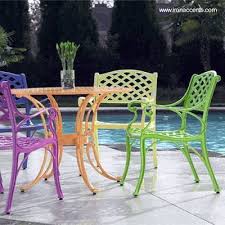 Give new life to dirty, rusty outdoor metal or wrought iron patio furniture with spray paint. Arquitectura De Casas Sillas De Jardin En Distintos Materiales Painting Patio Furniture Colorful Patio Furniture Metal Patio Furniture