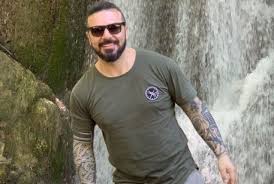 Μάλιστα, χρειάστηκε να πάρουν σηκωτό. Survivor Triantafyllos H Sygkinhsh Gia Ta Agaphmena Toy Proswpa Alphafreepress Gr