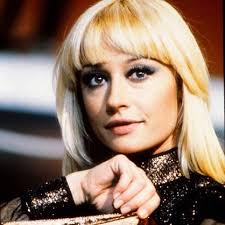 La polifacética cantante italiana raffaella carrà, conocida por sus temas como a far l'amore comincia tu, tanti auguri o caliente, caliente, murió a raffaella carrà, cantante italiana. Pin On Icone