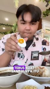 Makan rawon siang-siang plus Vibes nya @imbi_kitchenofficial yang astetik,  adem, bersih udah terverifikasi Halal. , Kebayang kan makannya pake nasi  anget, sambel plus kerupuk apalagi bumbu kluweknya ...