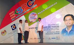 Rahman hashim (berdiri kiri), dato' halim samad (berdiri tengah), razak karim (berdiri kanan) bersama dato' seri awang adek dan dato' seri ismail sabri. Datuk Seri Ismail Sabri Yaakob Posts Facebook