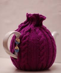 Sunday mornings call for tea cosies… why not knit one to match your own kitchen's colour scheme? Ravelry Little Cupcake Tea Cosy Pattern By Lisa Sisk