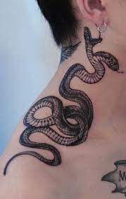 Tatuagem no pescoço: desenhos, significados e fotos inspiradoras | Neck tattoo for guys, Neck tattoo, Tattoos for guys