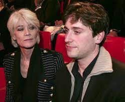 His mother is the singer, songwriter, guitarist françoise hardy; Francoise Hardy Y Thomas Dutronc Francoise Hardy Dutronc Celebrites