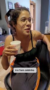 Pô, precisava deixar no reels essa., Tem hora que é complicado trabalhar na  @allemandeescola., Mas vale registrar que essa piada é autoral da Prof.  @prirosaofc. E ela passou as férias inteiras ...