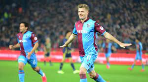 Ο alexander sørloth είναι γεννημένος στις 5 δεκεμβρίου 1995 και είναι νορβηγός επιθετικός που αγωνίζεται στην crystal palace και την εθνική νορβηγίας. Sorloth Man Foler Seg Helt Uovervinnelig Eurosport