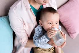 When Do Babies Hold Their Own Bottle Tips To Help