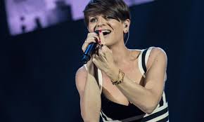 Comunque andare anche quando ti senti morire per non restare a fare niente aspettando la fine andare perché ferma non sai stare ti ostinerai a cercare. Alessandra Amoroso Mi Piacerebbe Andare A Sanremo Radio 105