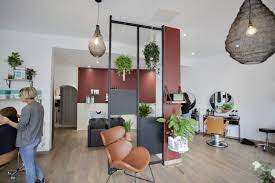 Le salon de coiffure existence situer à limoges (87) vous accueille dans une ambiance chaleureuse, pour des coiffures de qualités. L Appartement Le Salon De Coiffure Presque Comme A La Maison L Homme En Bleu