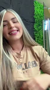 Rubia: Tendencias de Moda para Cabello Rizado