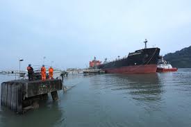 Kilang cilacap merupakan satu dari enam kilang pertamina dan kapasitas pengolahan 270 ribu barel per hari. Kilang Pertamina Cilacap Lakukan Pengapalan Pertalite Dukung Alih Suplai Kilang Balongan Banyumas Ekspres