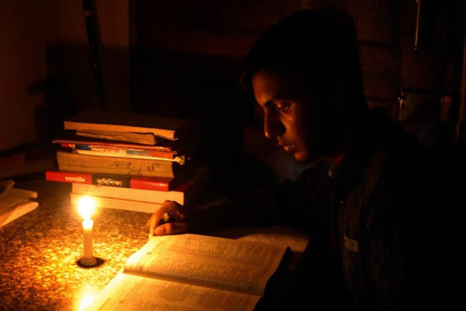 විදුලිය තිබියදී විදුලිය කපන්නේ ඇයි? – පැයක විදුලි කප්පාදුවක් පිටුපස ඇති ජාතික විදුලි පද්ධතියේ අර්බුදය!