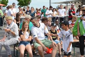Browse 2,360 robin gosens stock photos and images available, or start a new search to explore more stock. Robin Gosens Tragt Sich Ins Goldene Buch Der Stadt Emmerich Ein Sympathie Trager Auf Heimatbesuch Boxenstopp Vor Der Fussball Em Emmerich Am Rhein