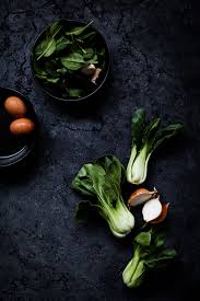 A play on the traditional shakshuka, this flavorful, bright green dish is going to be your new favorite breakfast for dinner, but we also think it's pretty enough to impress the sunday brunch crowd. Grune Shakshuka Mit Spinat Und Pak Choi Seelenschmeichelei