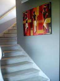 Si la cage d'escalier est ouverte, osez la peindre en 2 couleurs qui soulignera son architecture et celle de l'escalier. Quelle Couleur Pour Rendre Mon Hall D Entree Plus Lumineux