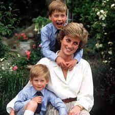 Diana videós vallomásainak közzétételére készül a channel 4 brit televízió a néhai walesi hercegnő halálának a 12 videót diana beszédtanára, peter settelen rögzítette. 22 Eve Halt Meg Diana Hercegno Sokkolo Titokra Derult Feny A Multbol Bumm Sk