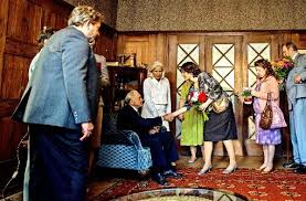 Mittlerweile arbeitet bella als bibliothekarin, wo sie zwar regelmässig besuch von dem schüchtern. Kinokritik Der Wunderbare Garten Der Bella Brown Das Gute Herz Des Menschenfeinds Kultur Stuttgarter Zeitung