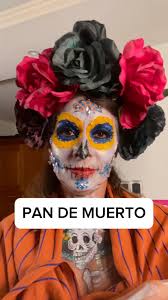 El pan de muerto es una receta tradicional mexicana deliciosa. Se come en  estas fechas, cercanas al día de muertos, que es el 2 de noviembre. , La  masa es un brioche, que es una masa enriquecida con ...