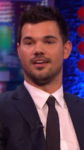 Taylor Lautner Demonstrates Amazing Martial Arts!