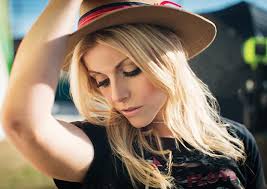 Guitarist Lindsay Ell Discusses Her New Album, 'The Project,' Touring with  Keith Urban and Brad Paisley
