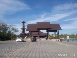 This wooden mosque looks old, so traditional and out of era but actually brand new. Jom Ke Masjid Masjid Ar Rahman Pulau Gajah Pada Waktu Siang