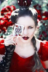 Lesley Mckinnon's Instagram, Twitter & Facebook