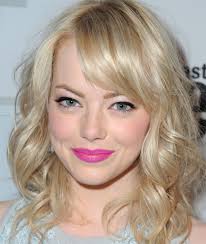 The big difference here is the silvery rather than golden color, though it's still blond. Emma Stone Dia De Beaute Cool Blonde Hair Celebrity Hair Colors Light Ash Blonde Hair