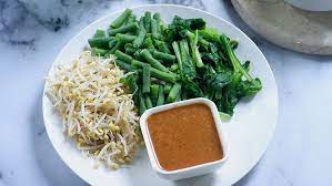 Sajikan pecel surabaya dengan ditaburi bawang goreng dan dilengkapi dengan kerupuk. Resep Pecel Sayur Menu Sederhana Yang Nagih Sedapnya Bukareview