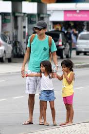 Lincharam sem nem considerar a dúvida. Paizao Marcius Melhem Passeia Com Filhas Na Lagoa Rodrigo De Freitas Fotos R7 Famosos E Tv