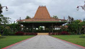 Rumah adat joglo merupakan salah satu bangunan rumah adat yang memiliki struktur bangunannya yang sangat unik. Joglo Rumah Adat Jawa Timur Yang Kaya Budaya Dan Filosofi